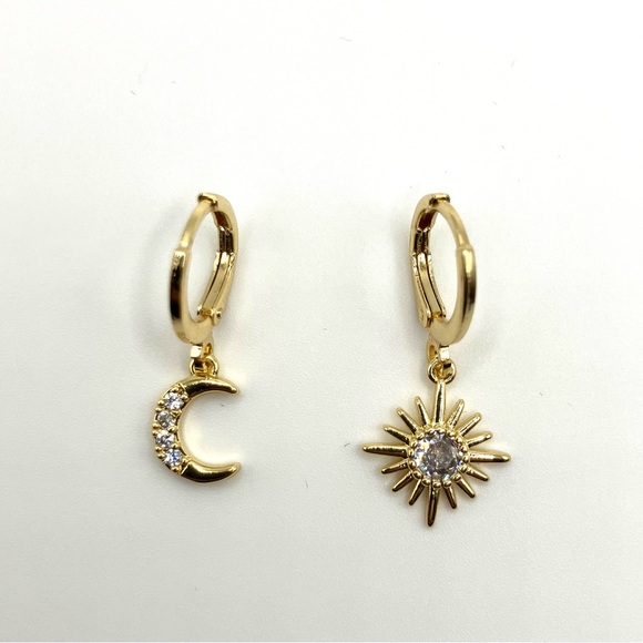 NWT VB&Co Artisan Crafted Gold & Crystal Dangle Star & Moon Earrings - Picture 3 of 3